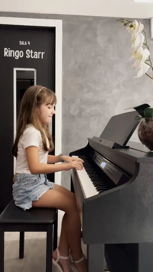 Aluna tocando piano