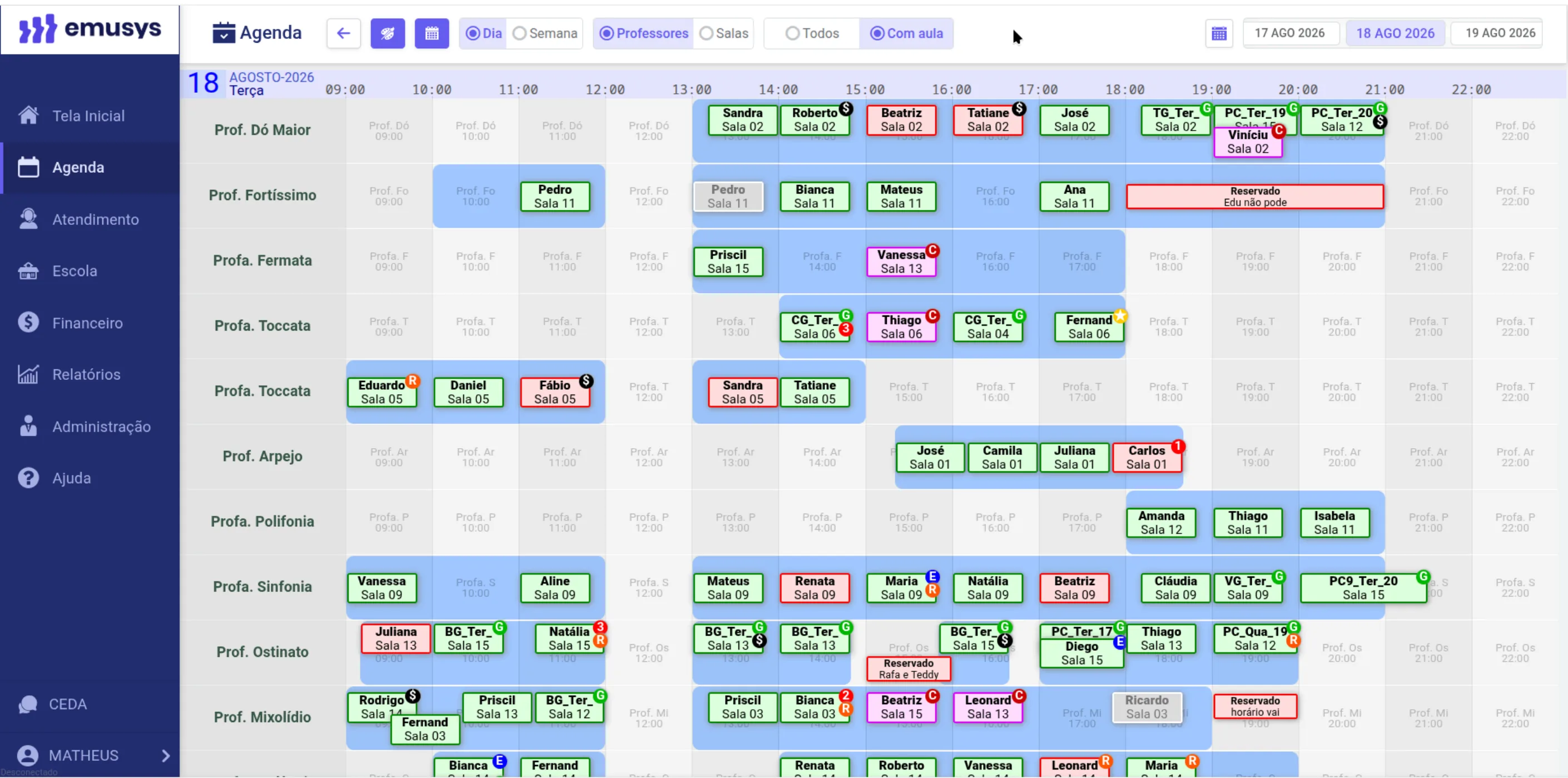 Grade semanal da agenda Emusys, com aulas organizadas por professor, sala e horário